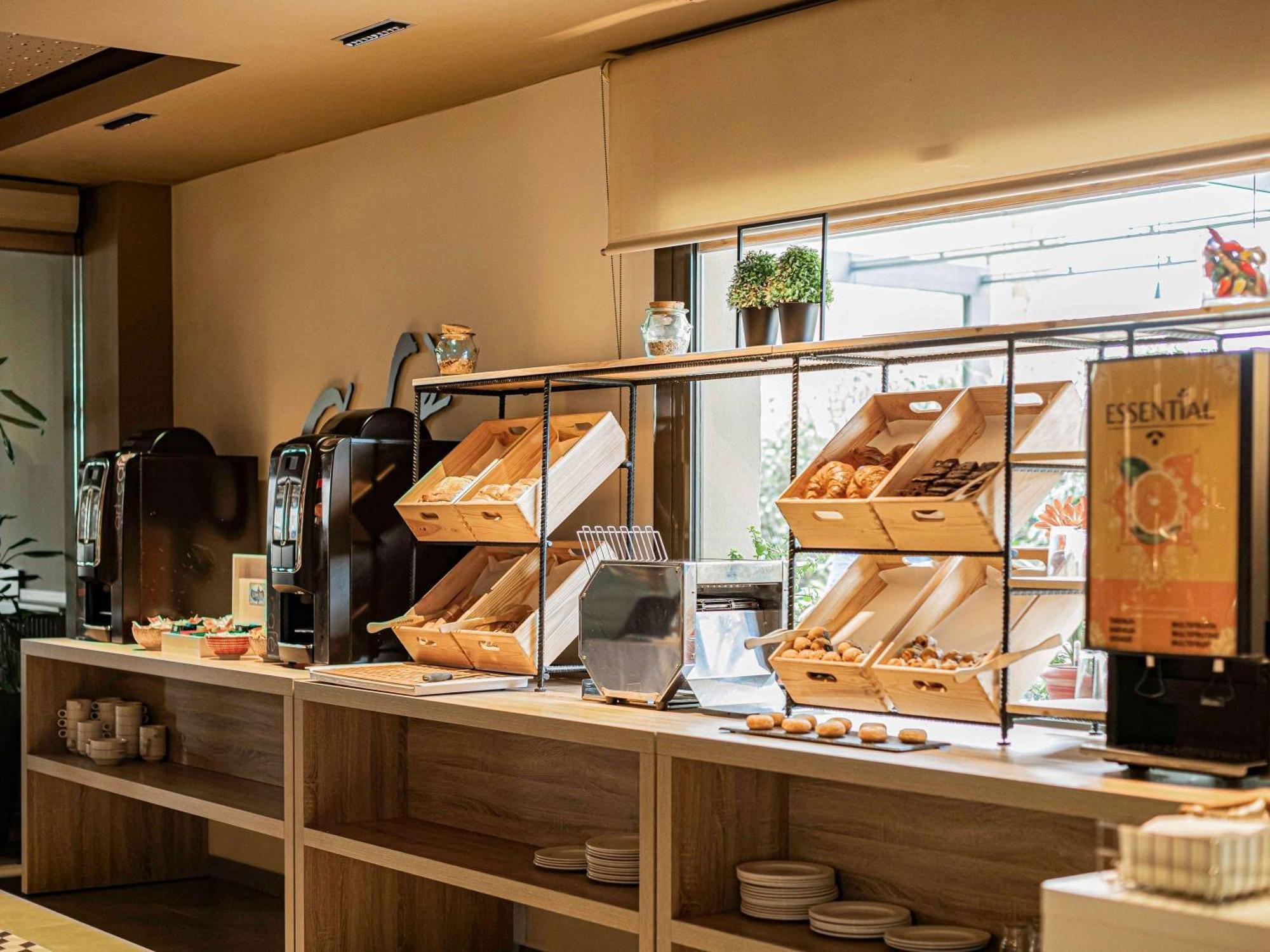 Ibis Styles Figueres Ronda Hotel Bagian luar foto